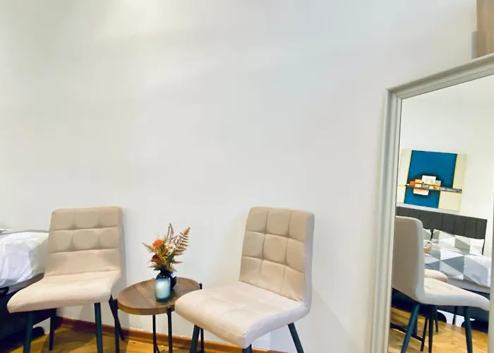 Comfortable 2br Close To Westbahnhof Apartment Vienna